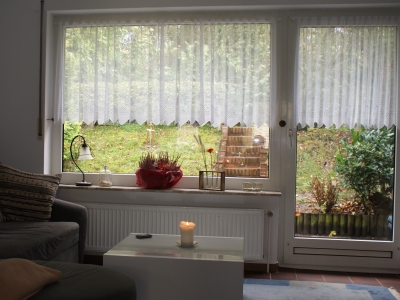 Blick durchs Wohnzimmer in den Garten